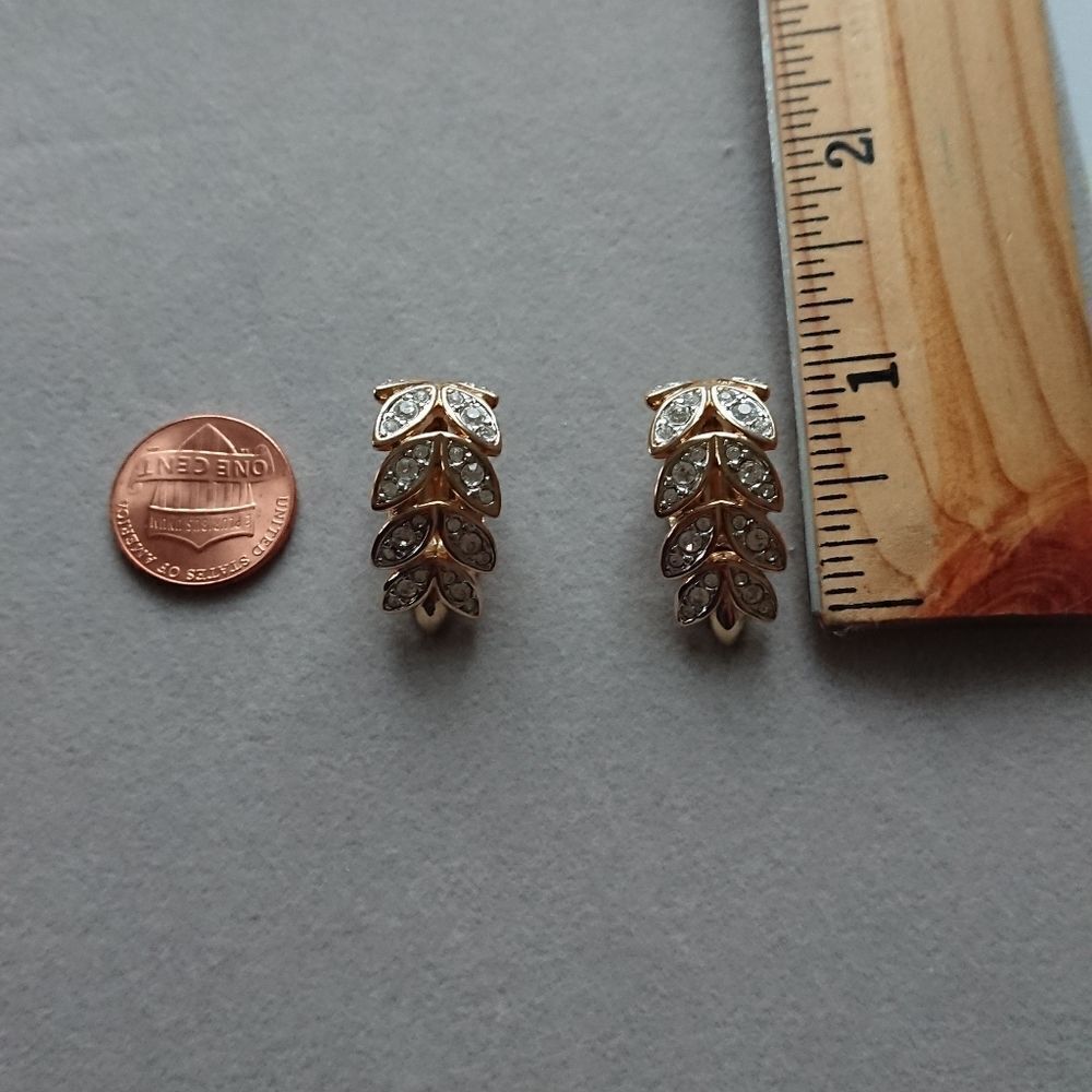 Gold tone leaf Swarovski Clip On earrings - Picture 11 of 11